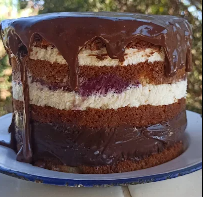 Naked Cake com Drip de Chocolate e Frutas Vermelhas